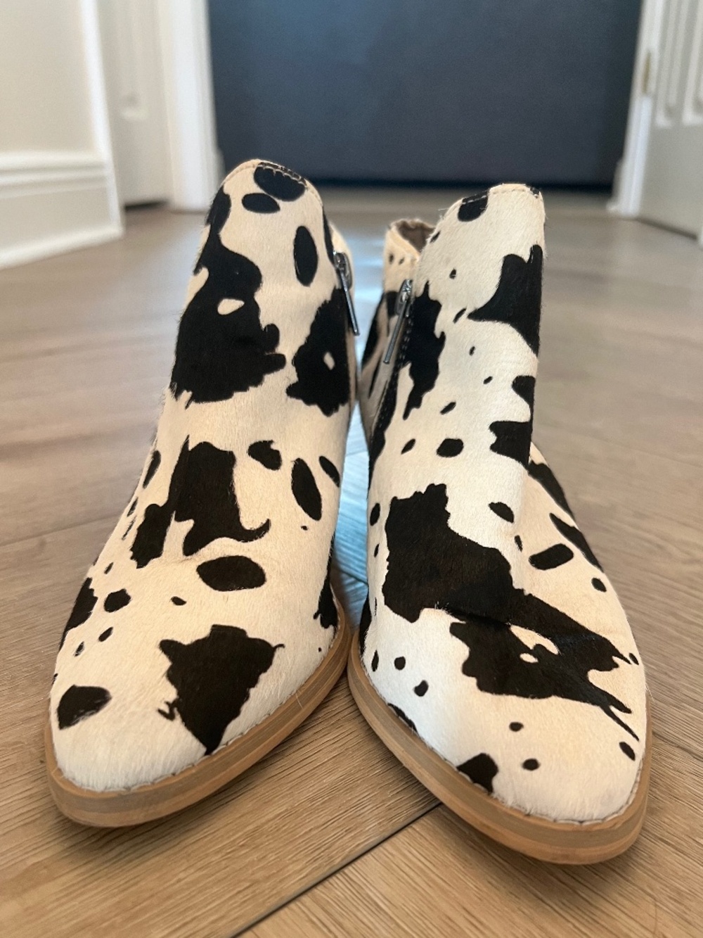 🤠🐄 Very Volatile Cow Print Western Booties – Women’s Size 6.5 🐄🤠